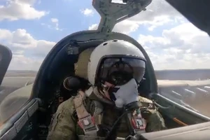 VIDEO: Cường kích Su-25 Nga dồn dập phóng tên lửa vào mục tiêu Ukraine