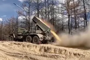 VIDEO: Hệ thống BM-21 Grad Nga dội mưa rocket xuống vị trí Ukraine