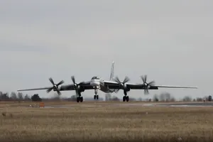 VIDEO: Hai oanh tạc cơ Tu-95MS Nga bay sát Alaska, bị máy bay nước ngoài bám theo