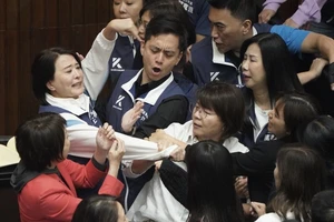 VIDEO: Ẩu đả dữ dội tại Viện Lập pháp Đài Loan