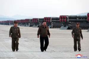 Ảnh: Ông Kim Jong-un giám sát tập trận bắn pháo bằng bệ phóng tên lửa đa nòng siêu lớn