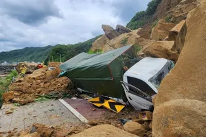 VIDEO: Lở núi kinh hoàng chặn đứng cả đường cao tốc