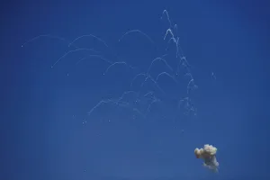 Hezbollah dội mưa rocket, UAV lớn chưa từng thấy sang Israel 