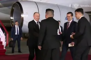VIDEO: Ông Kim Jong-un ra sân bay đón ông Putin