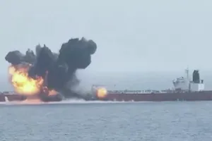 VIDEO: Tàu dầu bốc cháy do bị xuồng tự sát Houthis tấn công