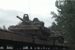 VIDEO: Belarus đưa xe tăng áp sát biên giới Ukraine 
