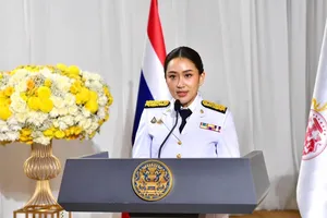 Nhà vua Thái Lan phê chuẩn con gái ông Thaksin làm thủ tướng