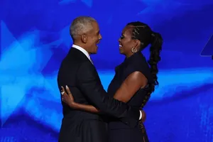 Ảnh: Vợ chồng cựu Tổng thống Obama xuất hiện tại đại hội đảng Dân chủ