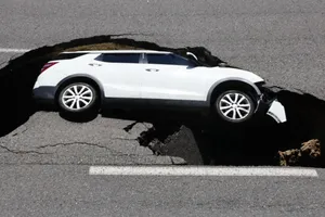 VIDEO: Ô tô đang chạy trên đường thì rớt ‘hố tử thần’ ở Seoul