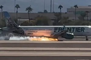 VIDEO: Máy bay chở gần 200 hành khách bất ngờ bốc cháy khi hạ cánh