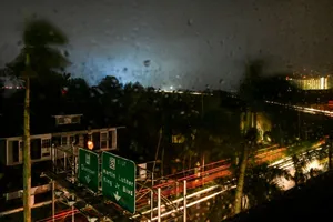 Cập nhật diễn biến bão Milton càn quét Florida