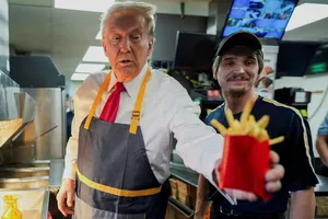 Chùm ảnh: Ông Trump làm nhân viên phục vụ tại cửa hàng McDonald's