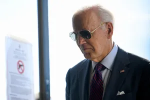 VIDEO: Ông Biden đi bỏ phiếu sớm, bầu cho bà Harris