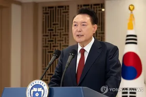 Vụ thiết quân luật: Bắt tham mưu trưởng Lục quân; Khám xét bất thành văn phòng tổng thống Hàn Quốc 