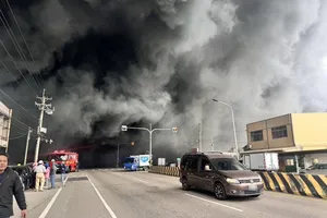 VIDEO: Cháy nhà máy ở Đài Loan khói đen ngùn ngụt, 4 người thiệt mạng 