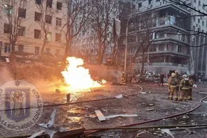 Nga tấn công thủ đô Kiev trả đũa Ukraine, nhiều đại sứ quán bị hư hại