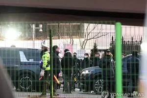 Ngày thứ hai thực thi lệnh bắt Tổng thống Yoon: Các điều tra viên đã vào dinh, đụng độ lực lượng an ninh