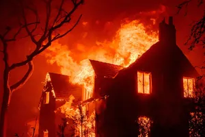 Cháy rừng như địa ngục ở Los Angeles, 5 người chết 150.000 người sơ tán