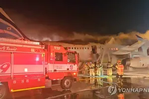 Máy bay Hàn Quốc chở hơn 170 người bốc cháy 