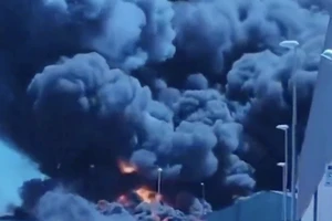 VIDEO: Hãi hùng cháy nhà kho hóa chất, khói đen phủ kín trời 