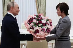 Tổng thống Putin tiếp phu nhân cố Thủ tướng Nhật Abe