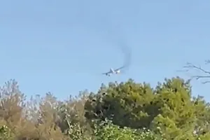 Luồn khói bốc ra từ khu vực xảy ra sự cố nghi là cháy động cơ trên chuyến bay 1665 của American Airlines hôm 25-6. Ảnh: FOX NEWS