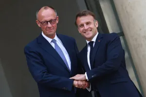 Thủ tướng Đức Friedrich Merz bắt tay với Tổng thống Pháp Emmanuel Macron trước Điện Elysee vào tháng 5. 
