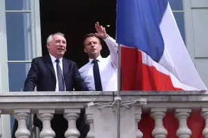 Chính phủ Pháp sụp đổ - lựa chọn nào cho ông Macron?