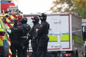 Tấn công khủng bố tại giáo đường Do Thái, thủ tướng Anh về nước họp khẩn