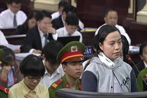 Huyền Như khóc khi nghe lời khai của cấp dưới