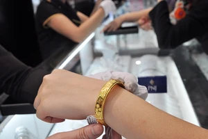 Vàng và USD cùng tăng giá