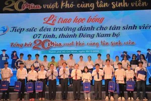 Trao 155 suất học bổng 'Tiếp sức đến trường' cho tân sinh viên khó khăn