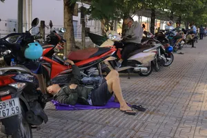 Nhiều phụ huynh ngoại tỉnh nô nức đưa con đi thi đánh giá năng lực