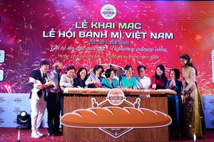 Người dân đua nhau tham gia Lễ hội bánh mì tại TP.HCM