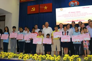 Trao tặng 395 phần quà nhân dịp Tết Chôl Chnăm Thmây năm 2023