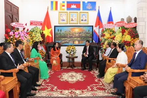 Chủ tịch Ủy ban MTTQ Việt Nam TP.HCM Trần Kim Yến thăm và chúc Tết cổ truyền ba nước Campuchia, Thái Lan, Lào