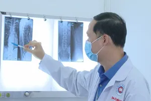 Đi nắn bẻ khớp tại một thầy lang, bệnh nhân bị gãy xương sườn