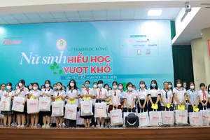 Nữ sinh hiếu học vượt khó mong được một lần đưa mẹ đi ăn món ngon