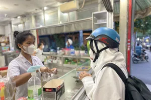 Người dân tự tìm mua thuốc trị đau mắt đỏ, bác sĩ khuyên gì? 