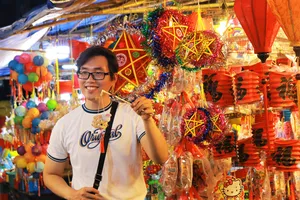 Giới trẻ TP.HCM lên đồ chơi trung thu sớm ở phố lồng đèn