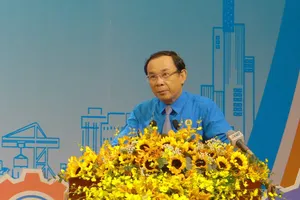 Bí thư Thành ủy TP.HCM Nguyễn Văn Nên gửi lời chúc mừng các đại biểu được tín nhiệm bầu vào Ban Chấp hành LĐLĐ khóa XII. Ảnh: VÕ THƠ