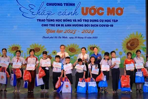 Trao học bổng ‘Chắp cánh ước mơ’ cho trẻ em bị ảnh hưởng bởi COVID-19