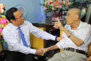 Bí thư Nguyễn Văn Nên thăm hỏi, tri ân các nhà giáo tiêu biểu