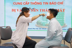Chở bạn gái đi ăn, nam thanh niên bất ngờ bị đâm đũa vào mắt