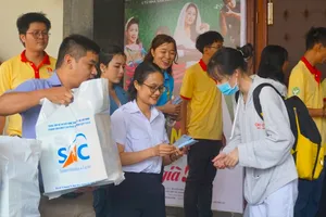 Thành đoàn trao tặng hàng ngàn vé xe cho thanh niên, công nhân về quê đón Tết 