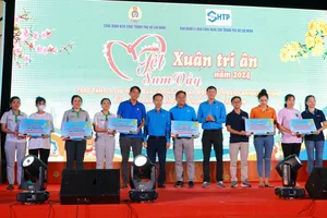 Nhiều phần quà Tết, vé xe, vé tàu trao tay công nhân khó khăn
