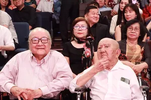 Nghệ sĩ Mạc Can, Hùng Minh,… nhận quà tết từ NSND Kim Cương