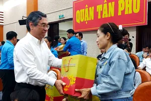 Phó Bí thư Thành ủy Nguyễn Phước Lộc chúc tết, tặng quà công nhân