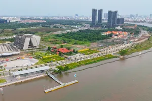 Người dân TP.HCM đến Công viên bờ sông Sài Gòn tận hưởng không gian xanh 