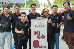 Vui nhộn xe mì 0 đồng, có cả ca sĩ phục vụ thực khách của nhóm bạn trẻ